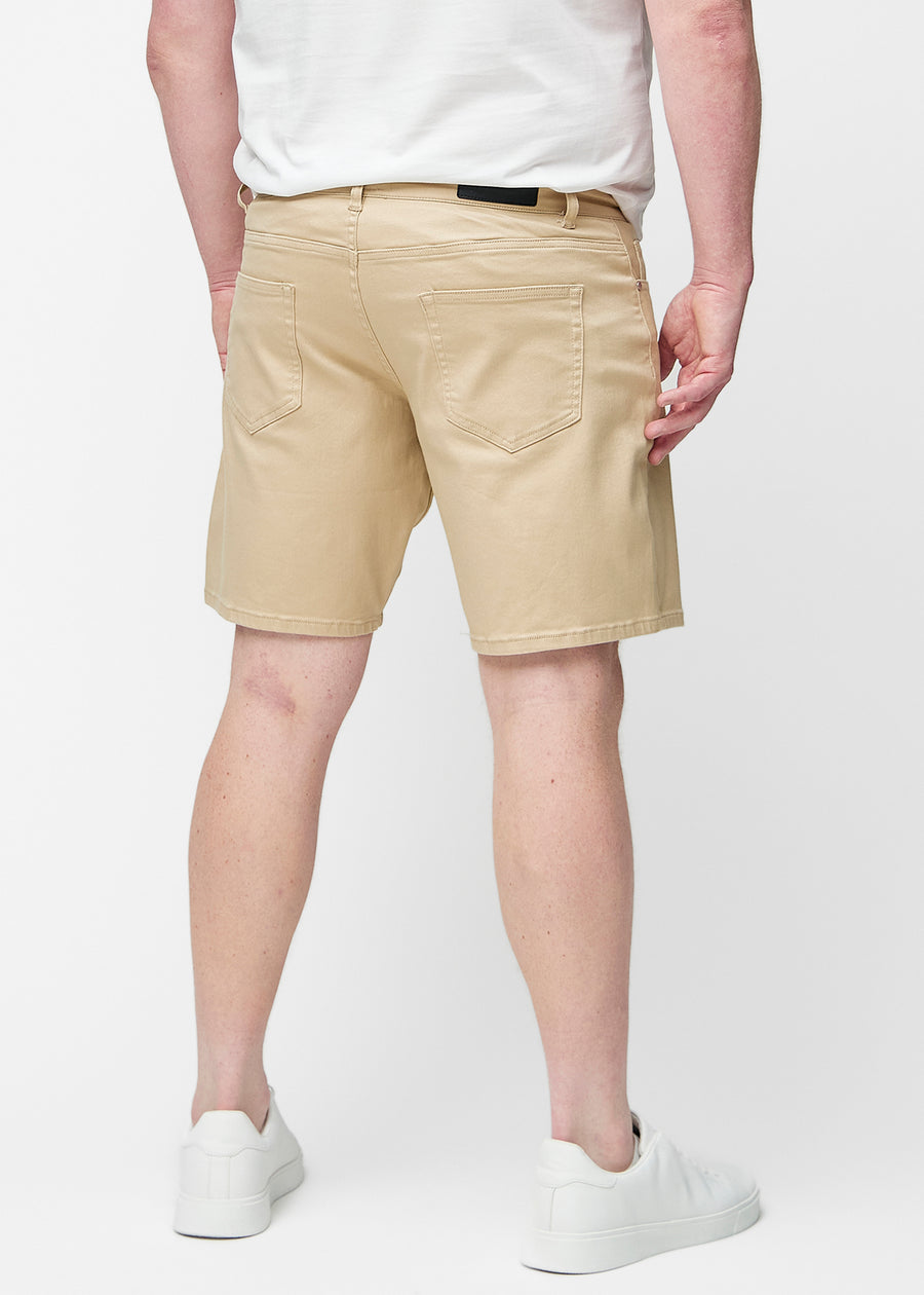 Beige shorts til herre i fargen Gazelles sett bakfra på plus-size modell.
