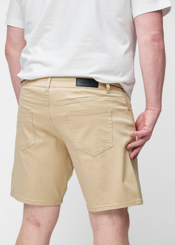 Beige shorts til herre i fargen Gazelles sett bakfra på nært hold på plus-size modell.