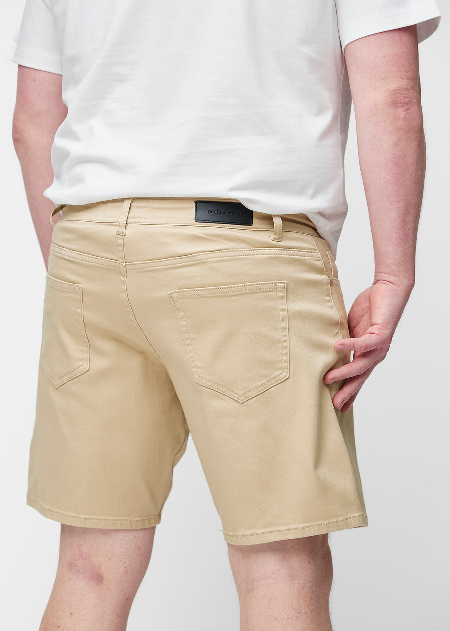 Beige shorts til herre i fargen Gazelles sett bakfra på nært hold på plus-size modell.