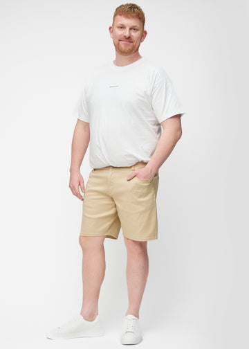 Fullt bilde av plus-size modell i beige shorts til herre i fargen Gazelles med regular passform.