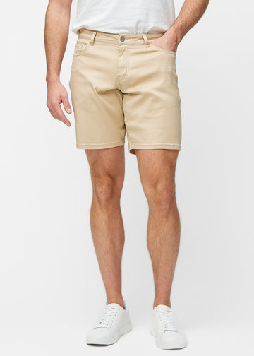 Beige shorts til herre i fargen Gazelles med regular passform som sitter naturlig ved hoften og gir luft rundt lårene, sett forfra.