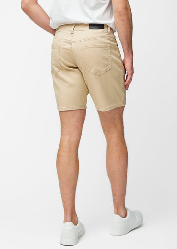 Beige shorts til herre i fargen Gazelles sett bakfra slik at lengden til rett over kneet kan sees.