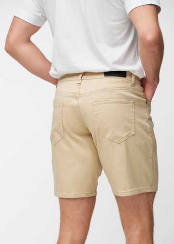 Beige shorts til herre i fargen Gazelles sett bakfra på nært hold for å vise passform og detaljer.