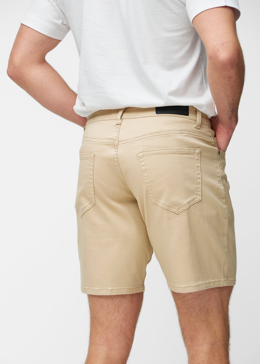 Beige shorts til herre i fargen Gazelles sett bakfra på nært hold for å vise passform og detaljer.