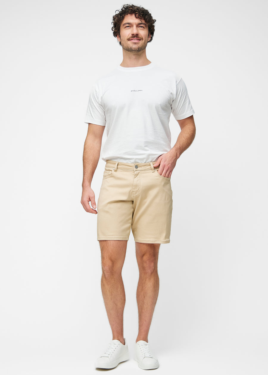 Fullt bilde av modell i beige shorts til herre i fargen Gazelles med regular passform.