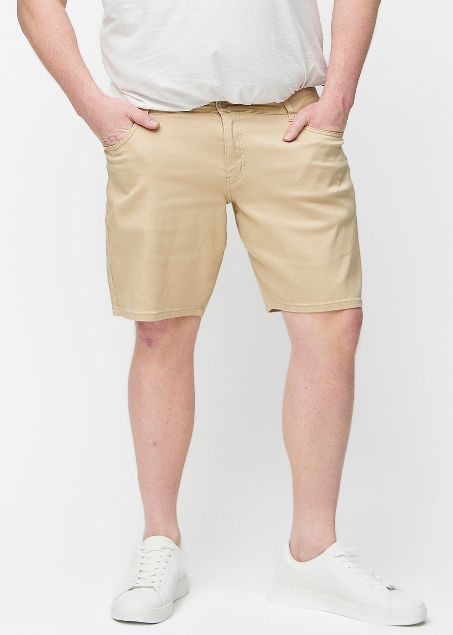Beige shorts til herre i fargen Gazelles med regular passform sett forfra på plus-size modell.