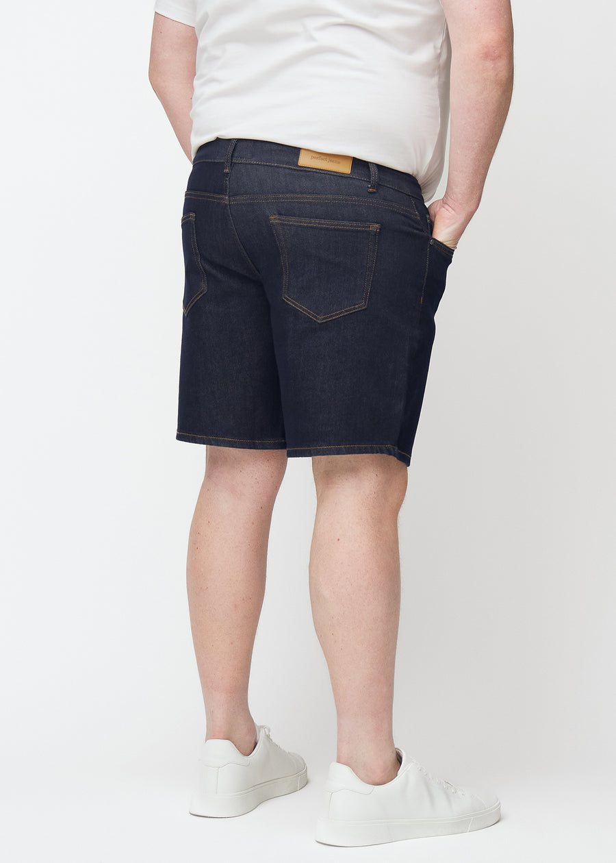 dyp mørkeblå denimshorts til herre i fargen midnights sett bakfra på plus-size modell.