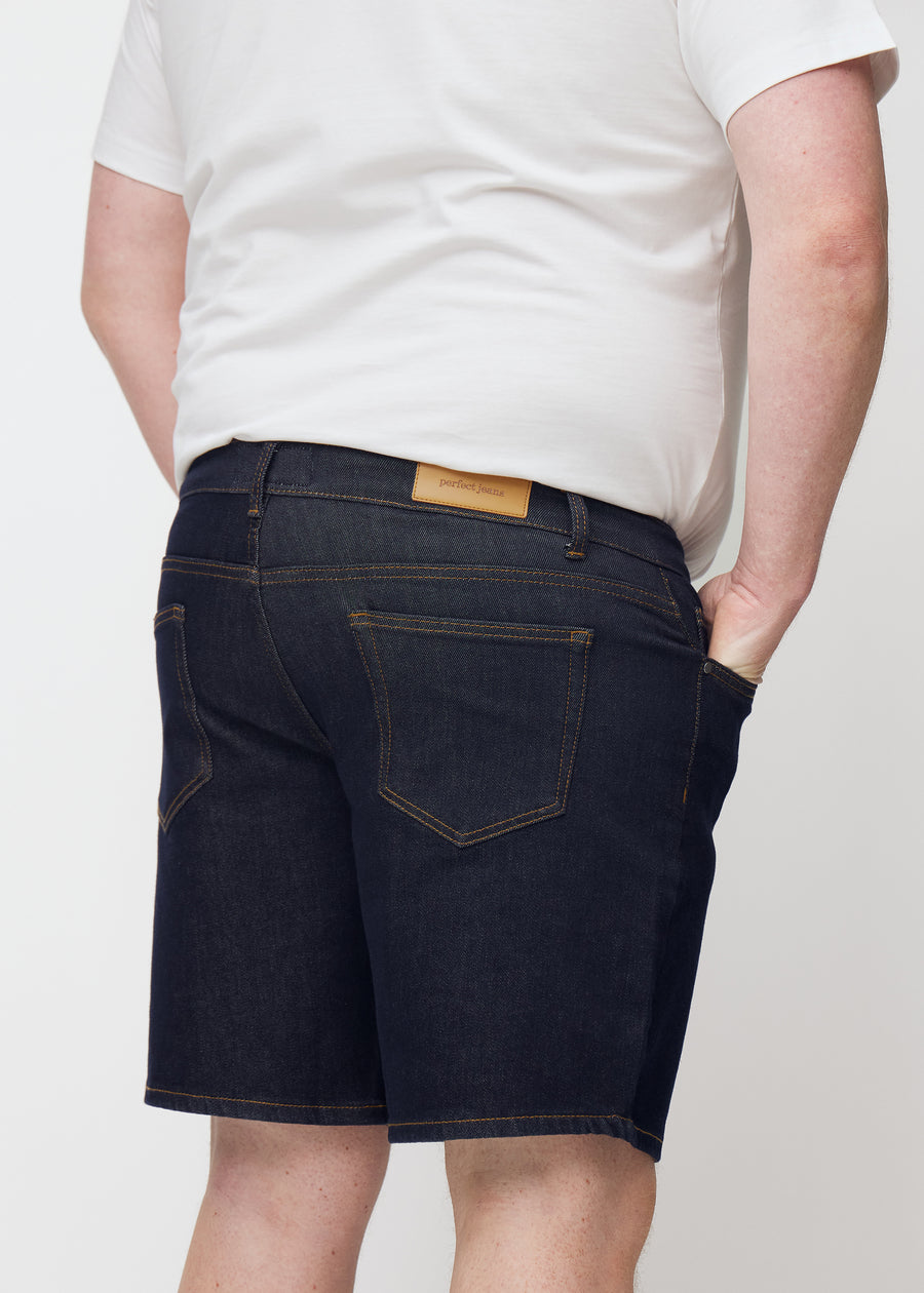 dyp mørkeblå denimshorts til herre i fargen midnights sett bakfra nærbilde på plus-size modell.