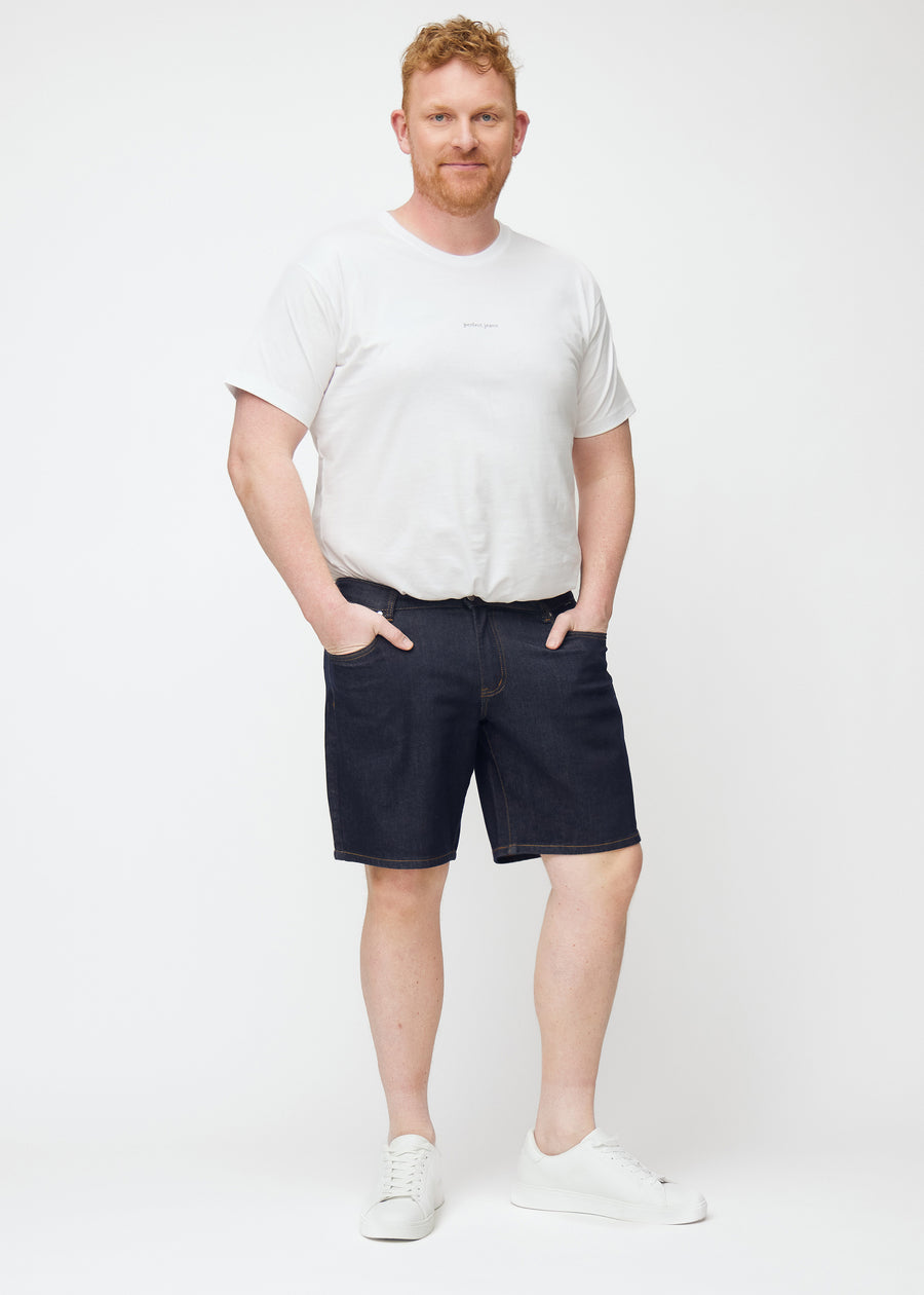 helbilde av plus-size modell i dyp mørkeblå denimshorts til herre i fargen midnights med regular passform.