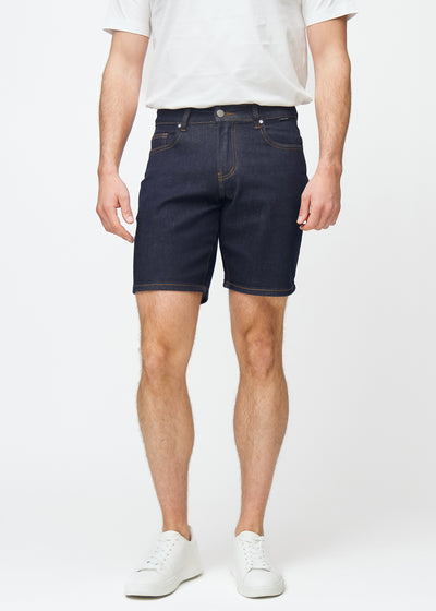 dyp mørkeblå denimshorts til herre i fargen midnights med regular passform, som sitter naturlig ved hoften og gir luft rundt lårene, sett forfra.