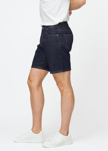 dyp mørkeblå denimshorts til herre i fargen midnights med regular passform sett fra siden på modell.