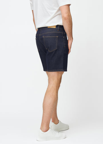 dyp mørkeblå denimshorts til herre i fargen midnights sett bakfra, slik at lengden rett over kneet vises.