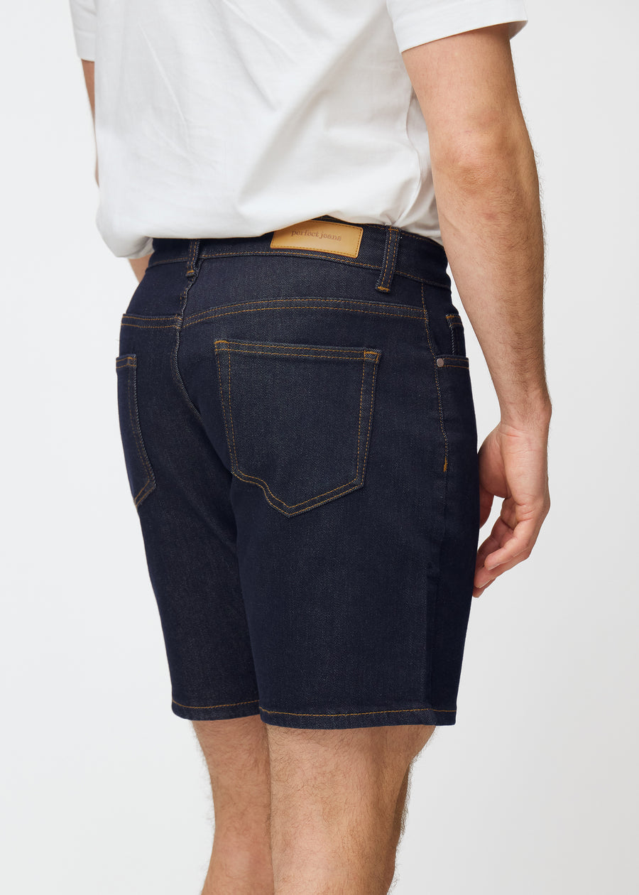 dyp mørkeblå denimshorts til herre i fargen midnights sett bakfra nærbilde for å vise passform og detaljer.