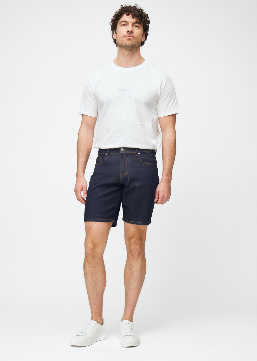 helbilde av modell i dyp mørkeblå denimshorts til herre i fargen midnights med regular passform.