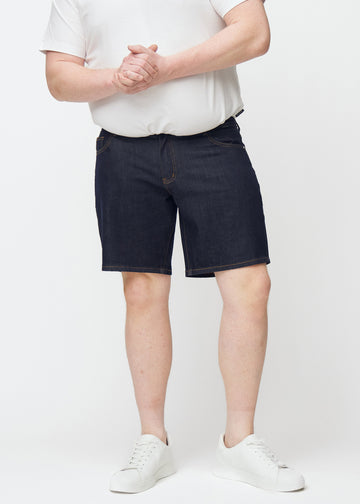 dyp mørkeblå denimshorts til herre i fargen midnights med regular passform sett forfra på plus-size modell.