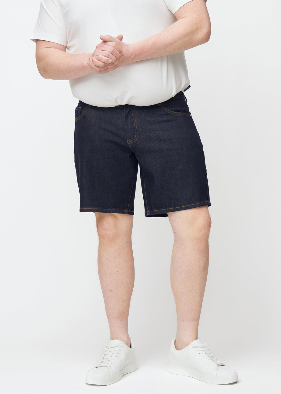 dyp mørkeblå denimshorts til herre i fargen midnights med regular passform sett forfra på plus-size modell.