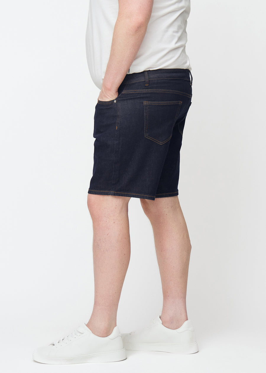 dyp mørkeblå denimshorts til herre i fargen midnights med regular passform sett fra siden på plus-size modell.