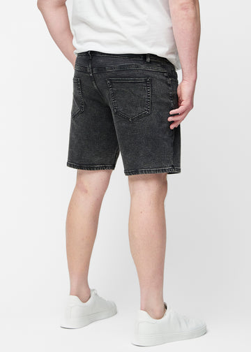 Mørkegrå denimshorts til herre i fargen Shadows sett bakfra på plus-size modell.