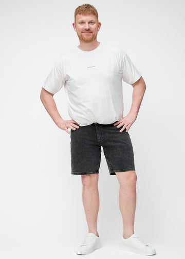 Fullt bilde av plus-size modell i mørkegrå denimshorts til herre i fargen Shadows med regular passform.