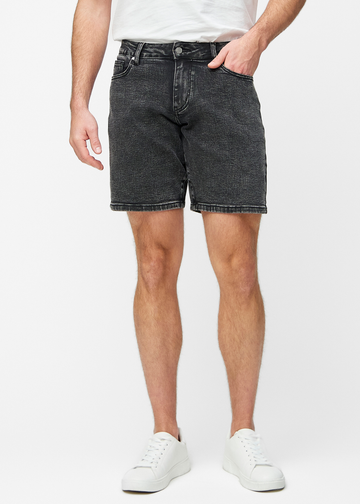 Mørkegrå denimshorts til herre i fargen Shadows med regular passform som sitter naturlig ved hoften og gir luft rundt lårene, sett forfra.