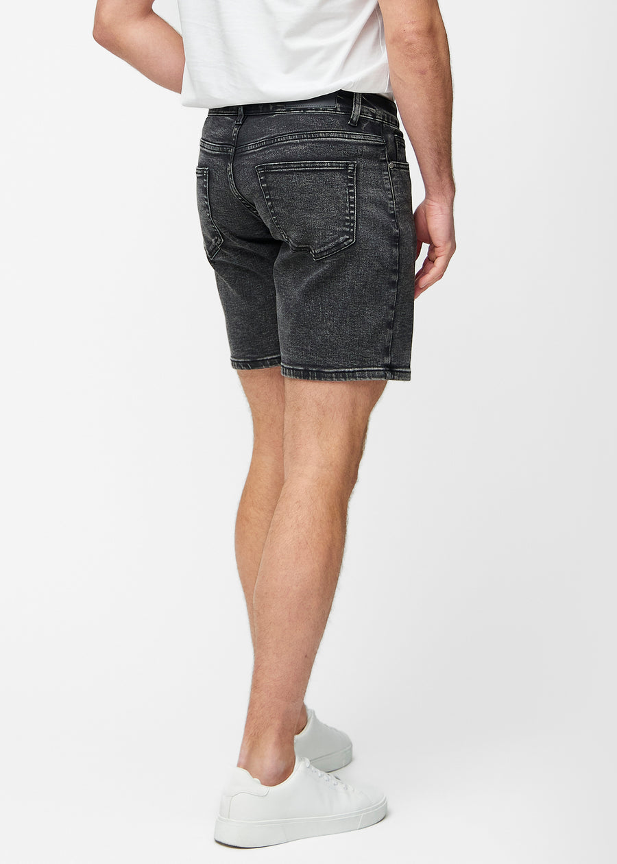 Mørkegrå denimshorts til herre i fargen Shadows sett bakfra slik at lengden til rett over kneet kan sees.