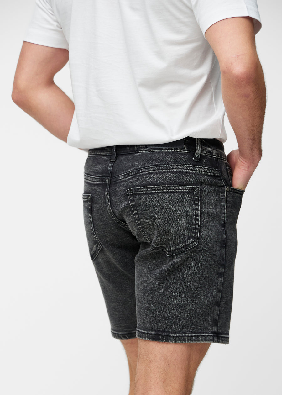 Mørkegrå denimshorts til herre i fargen Shadows sett bakfra på nært hold for å vise passform og detaljer.