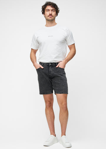 Fullt bilde av modell i mørkegrå denimshorts til herre i fargen Shadows med regular passform.