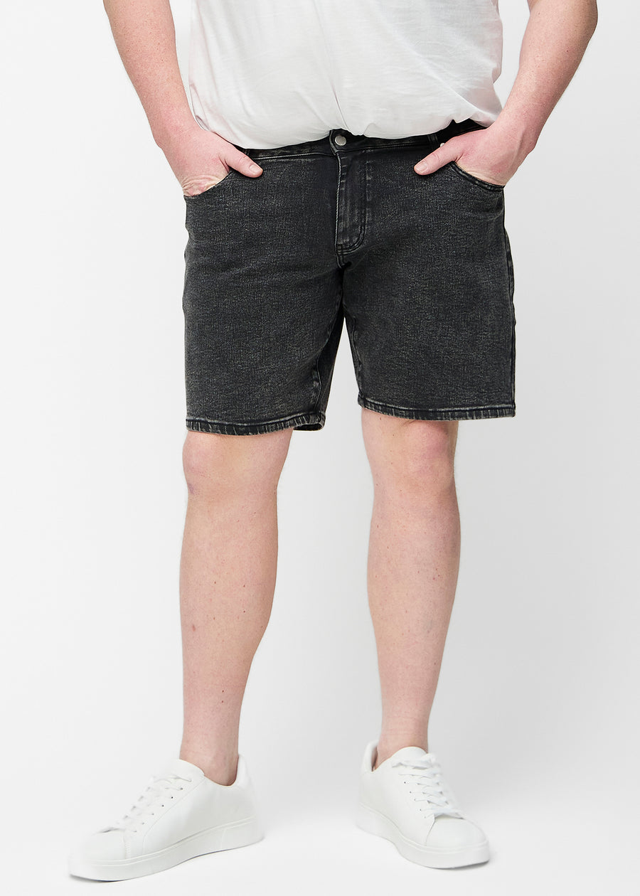 Mørkegrå denimshorts til herre i fargen Shadows sett bakfra på nært hold for å vise passform og detaljer.