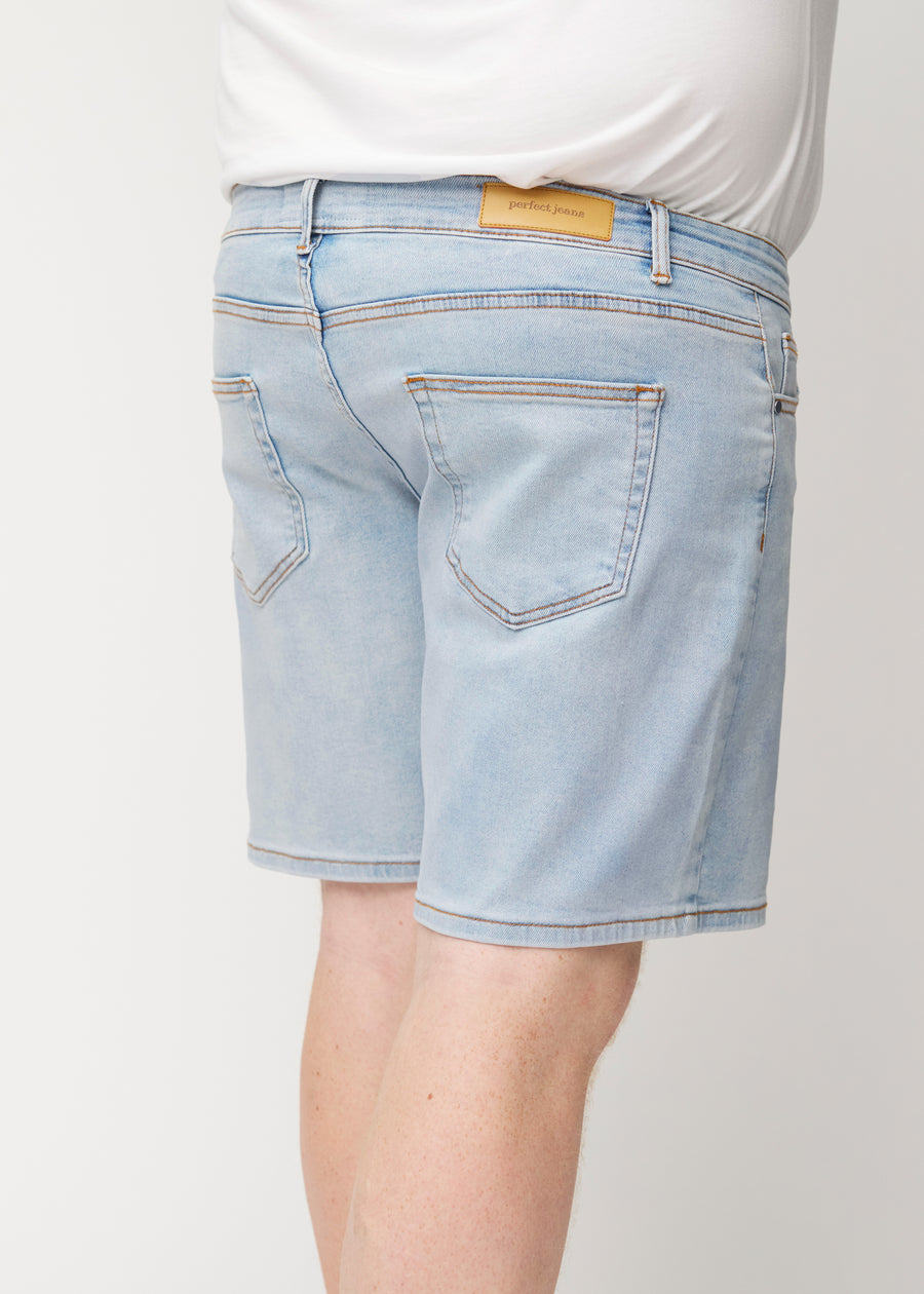 Lyseblå denimshorts til menn i fargen Waves, sett bakfra i nærbilde på en plus-size-modell for å vise passform og detaljer.