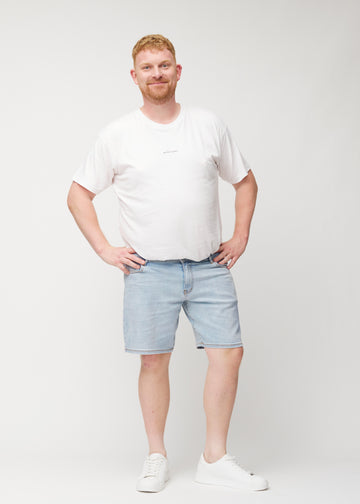 Fullt bilde av plus-size-modell i lyseblå denimshorts til menn i fargen Waves med regular passform.