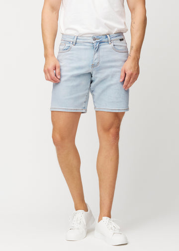 Lyseblå denimshorts til menn i fargen Waves med regular passform, som sitter naturlig ved hoften og gir luft rundt lårene, sett forfra.