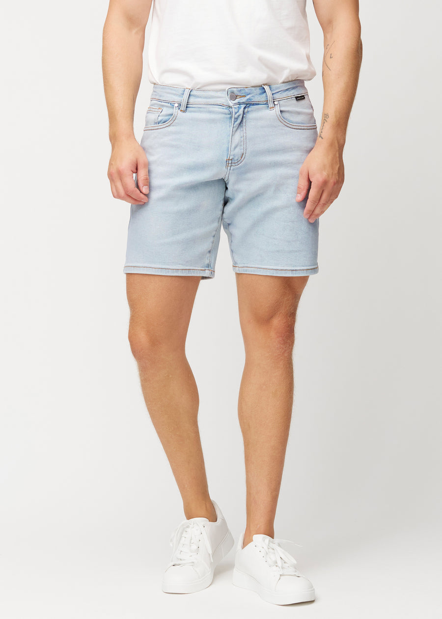 Lyseblå denimshorts til menn i fargen Waves med regular passform, som sitter naturlig ved hoften og gir luft rundt lårene, sett forfra.