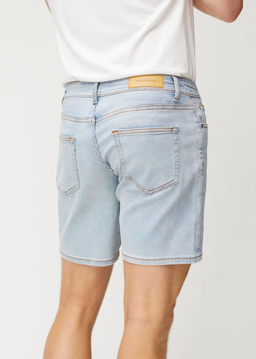 Lyseblå denimshorts til menn i fargen Waves sett bakfra på nært hold for å vise passform og detaljer.