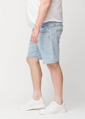 Lyseblå denimshorts til menn i fargen Waves med regular passform sett fra siden på plus-size-modell.