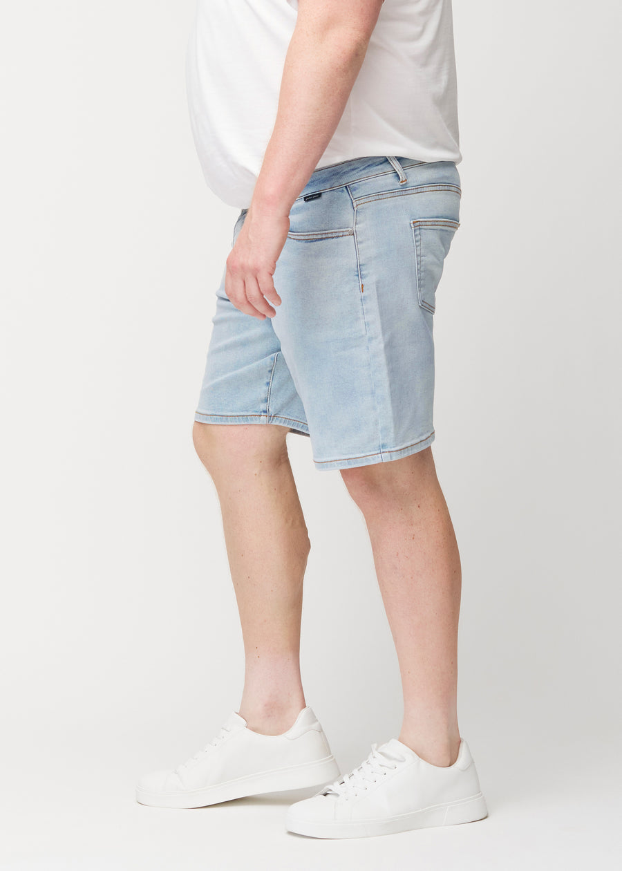 Lyseblå denimshorts til menn i fargen Waves med regular passform sett fra siden på plus-size-modell.