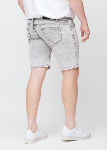 Lysgrå denim middle-slim shorts sett bakfra på en plus-size modell, så man kan se hele produktet.