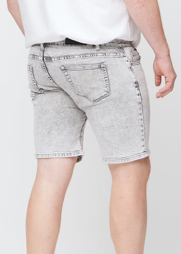 Lysgrå denim middle-regular shorts sett bakfra på nært hold på en plus-size modell for å vise detaljer.
