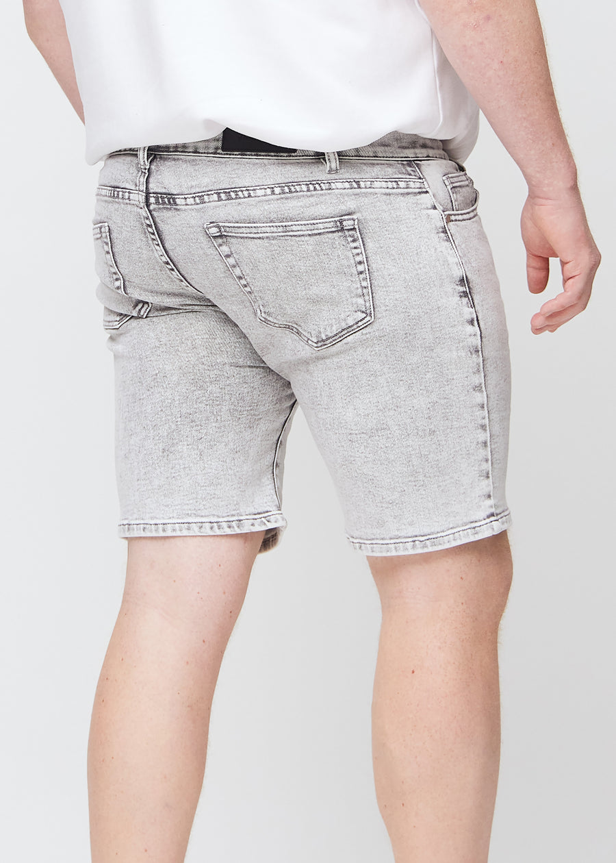 Lysgrå denim middle-regular shorts sett bakfra på nært hold på en plus-size modell for å vise detaljer.