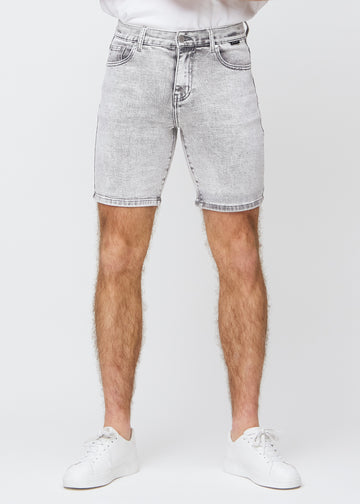 Lysgrå denim middle-slim shorts, som sitter rett langs låret og slutter rett over kneet, sett forfra.