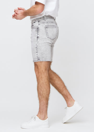 Lysgrå denim middlelslim shorts sett fra siden på modell.