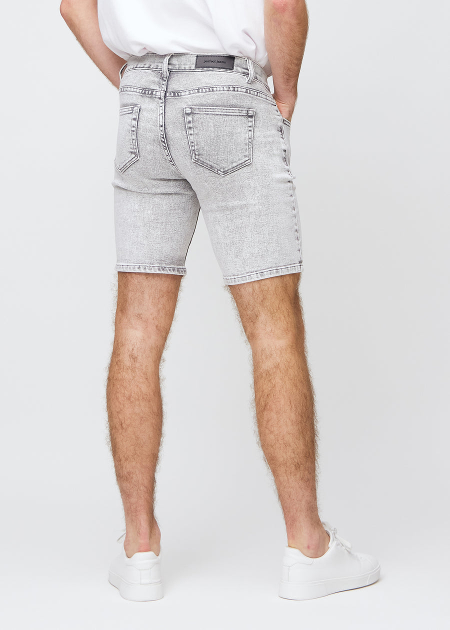 Lysgrå denim middle-slim shorts sett bakfra, så man kan se hele produktet.