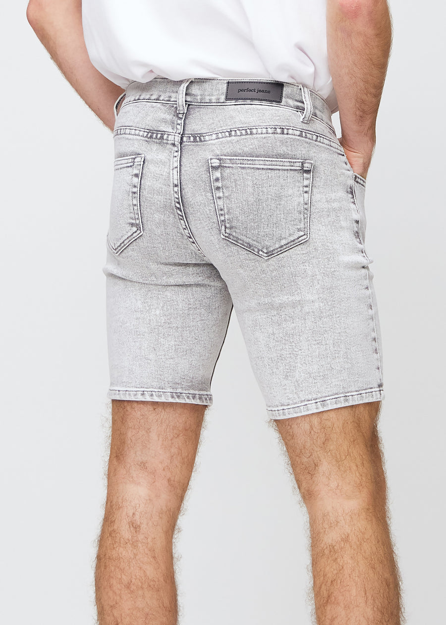 Lysgrå denim middle-slim shorts sett bakfra på nært hold for å vise detaljer.