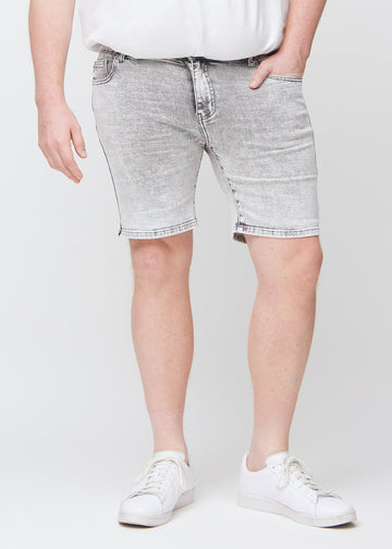 Lysgrå denim middle-slim shorts, som sitter rett langs låret og slutter rett over kneet på en plus-size modell, sett forfra.