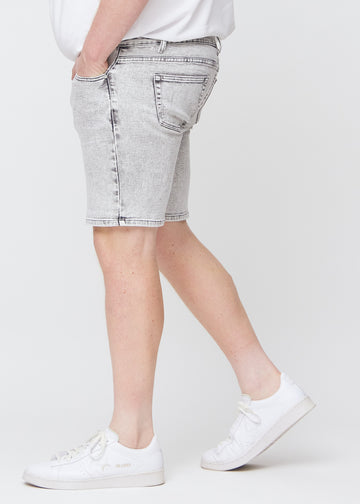 Lysgrå denim middle-slim shorts sett fra siden på en plus-size modell.
