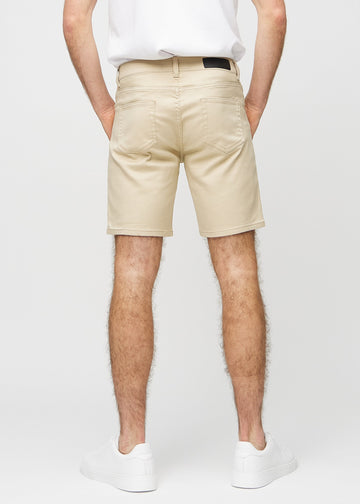 Beige middle-slim shorts sett bakfra, slik at man kan se hele produktet.