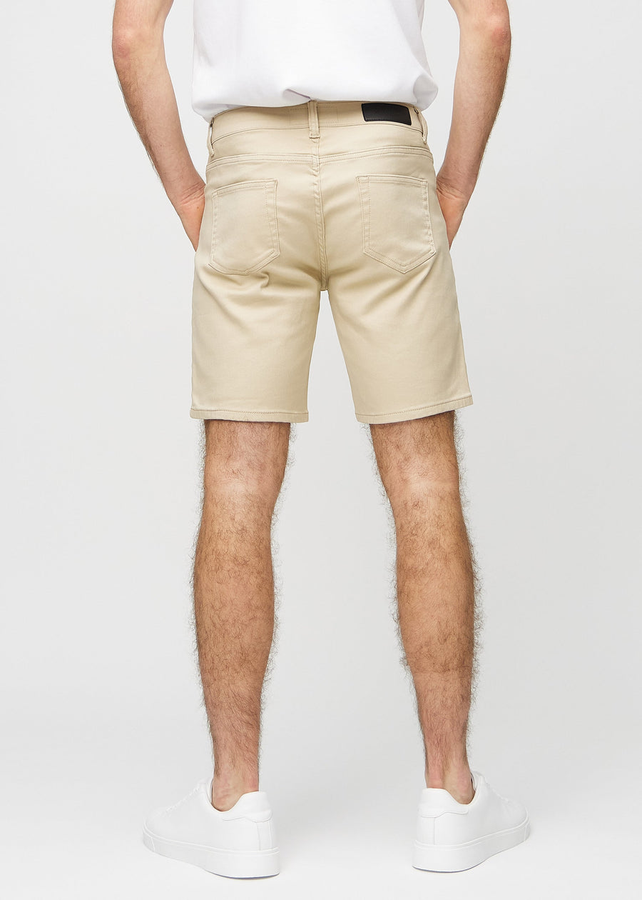 Beige middle-slim shorts sett bakfra, slik at man kan se hele produktet.