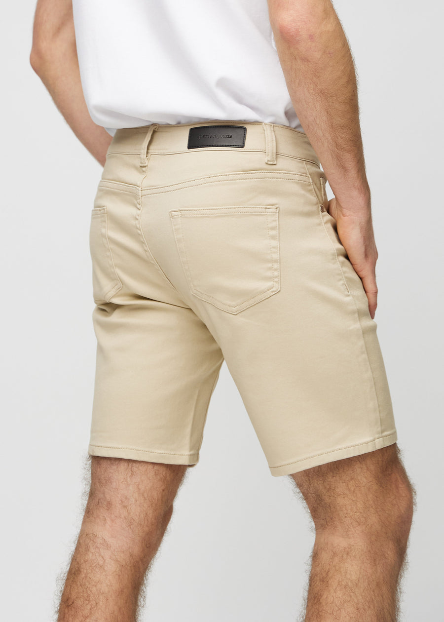 Beige middle-slim shorts sett bakfra på nært hold for å vise detaljer.