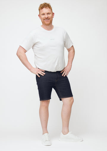 Helbilde av plus-size modell i dyp mørkeblå denimshorts til herre i fargen Midnights med slim passform.