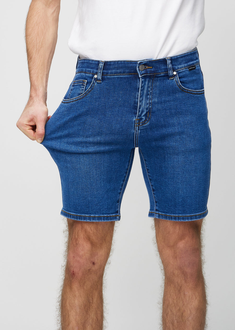 Modellen strekker shortsene ved låret for å vise stretch.