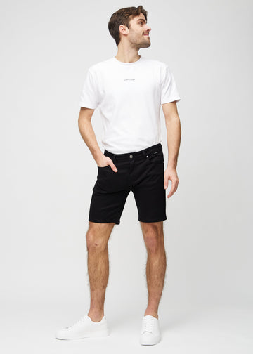 Fullt bilde av modell i svarte middle-slim shorts.